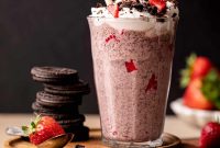 Strawberry Oreo Milkshake Recipe — Creamy Cookies & Cream Shake