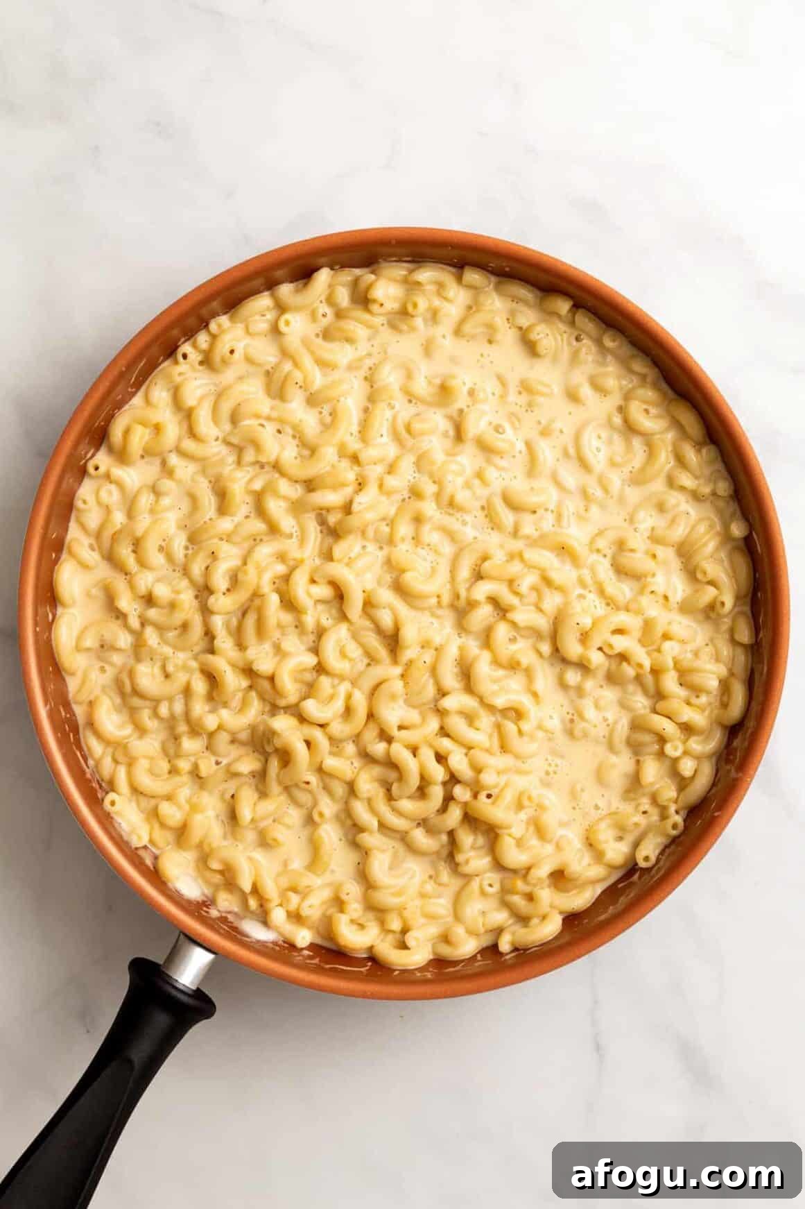 Copycat Cracker Barrel Mac and Cheese Recipe — Creamy Southern Style 5 top down image of a large skillet of cracker barrel mac and cheese.